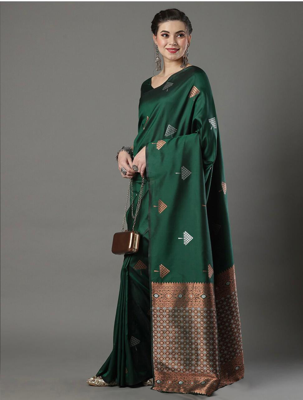 Quixotic Green Soft Silk Saree With Beguiling Blouse Piece