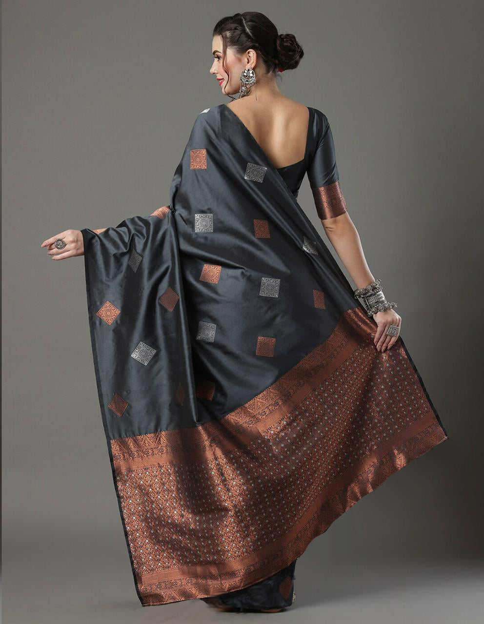 Alluring Grey Soft Silk Saree With Ravishing Blouse Piece