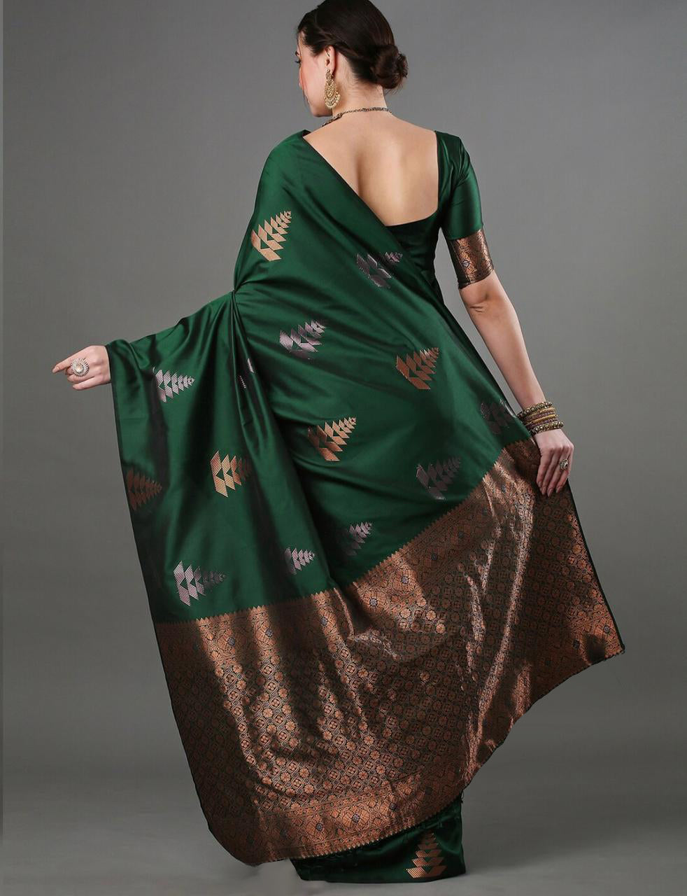 Pulsating Green Soft Silk Saree With Posh Blouse Piece