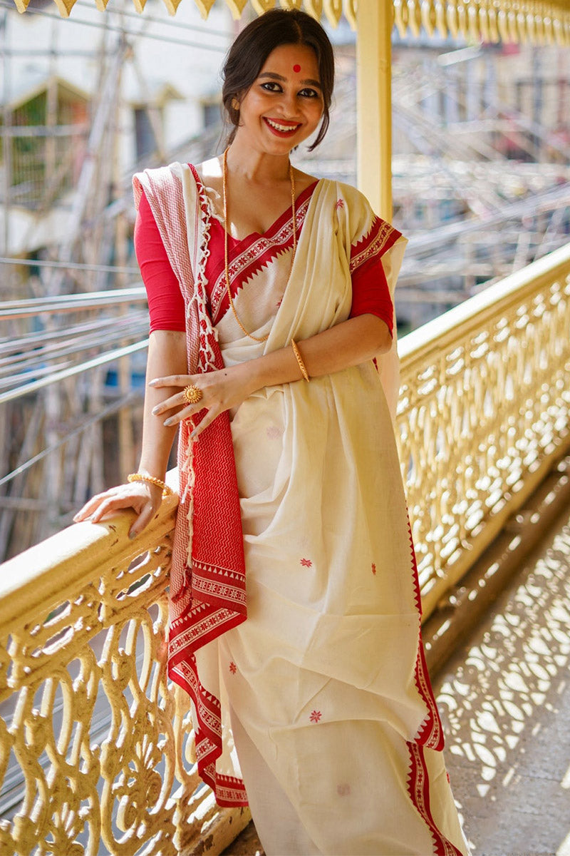 Sizzling Off White Cotton Silk Saree With Flamboyant Blouse Piece