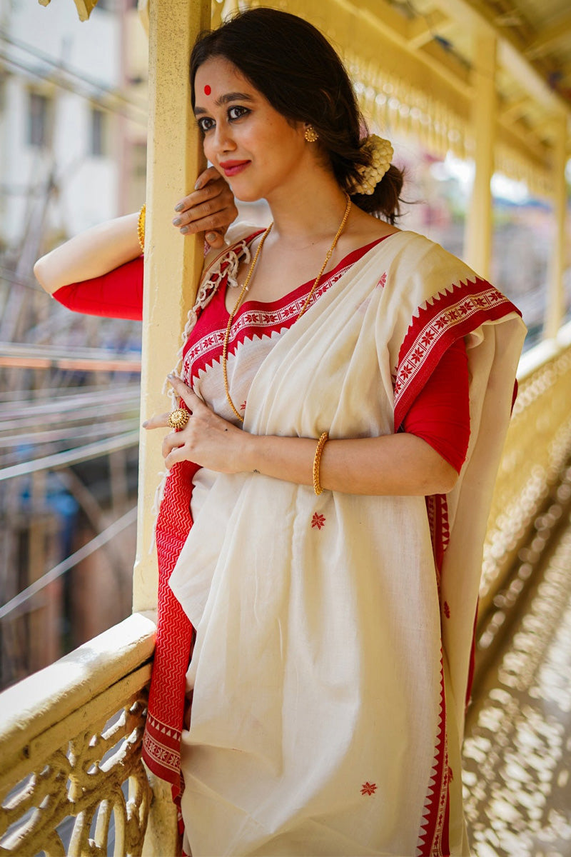 Sizzling Off White Cotton Silk Saree With Flamboyant Blouse Piece