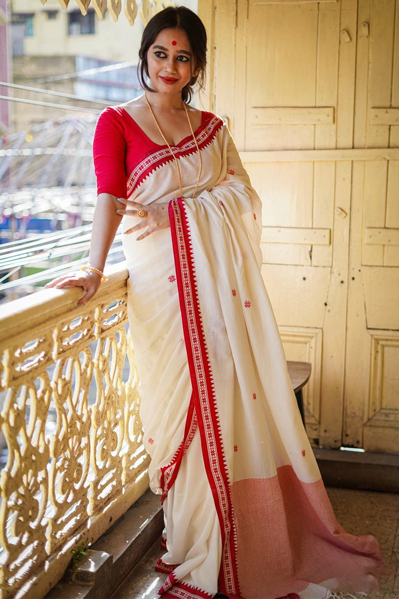 Sizzling Off White Cotton Silk Saree With Flamboyant Blouse Piece