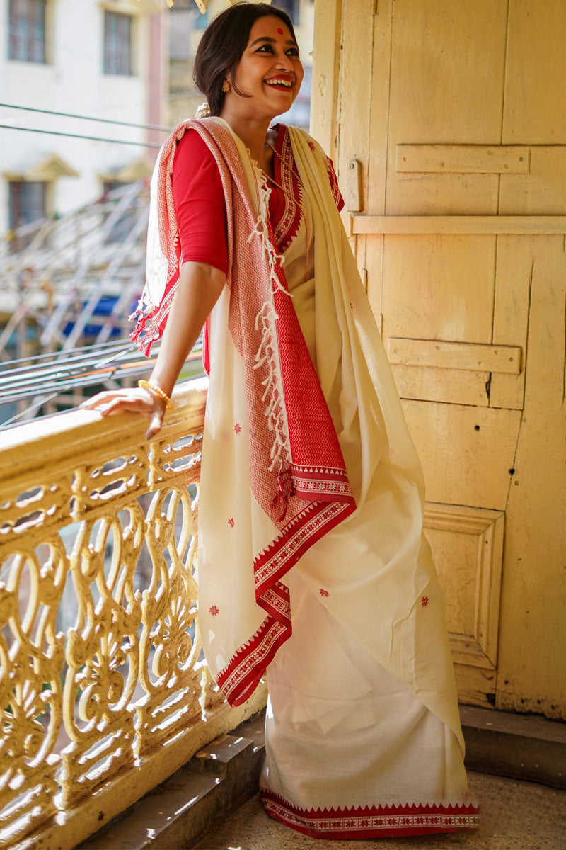 Sizzling Off White Cotton Silk Saree With Flamboyant Blouse Piece