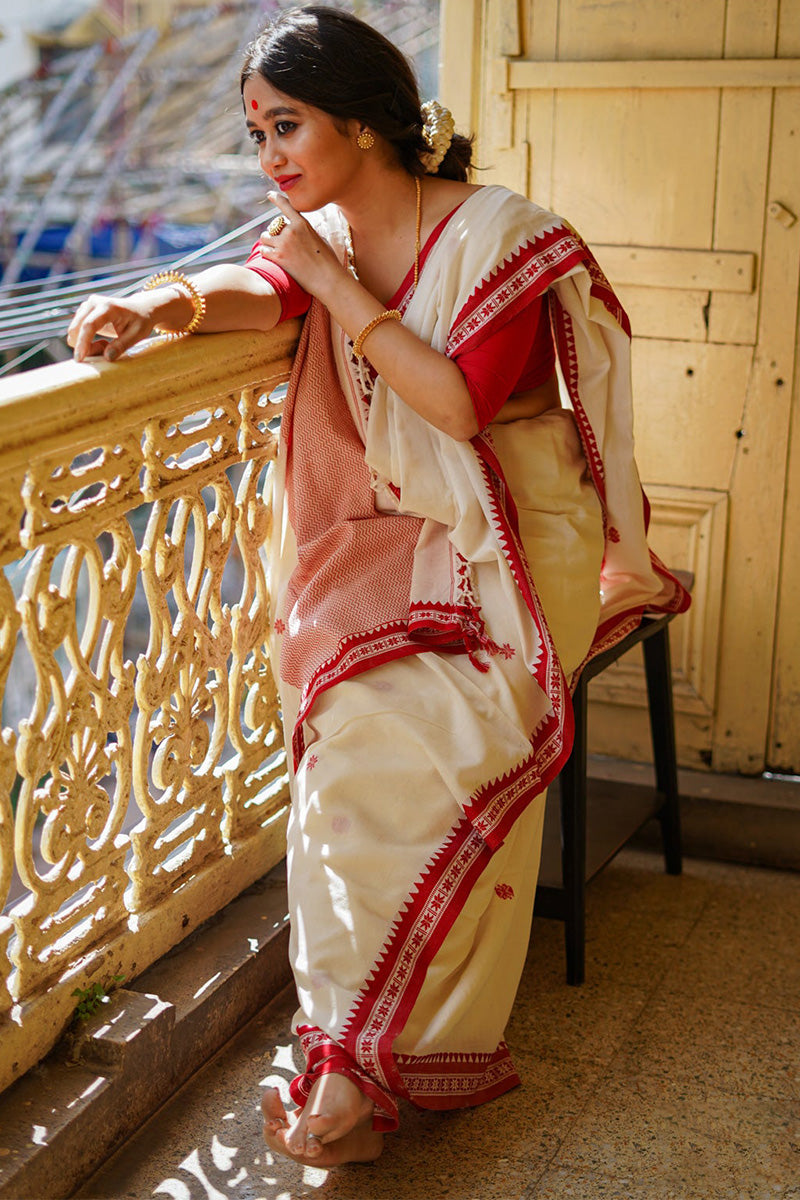 Sizzling Off White Cotton Silk Saree With Flamboyant Blouse Piece