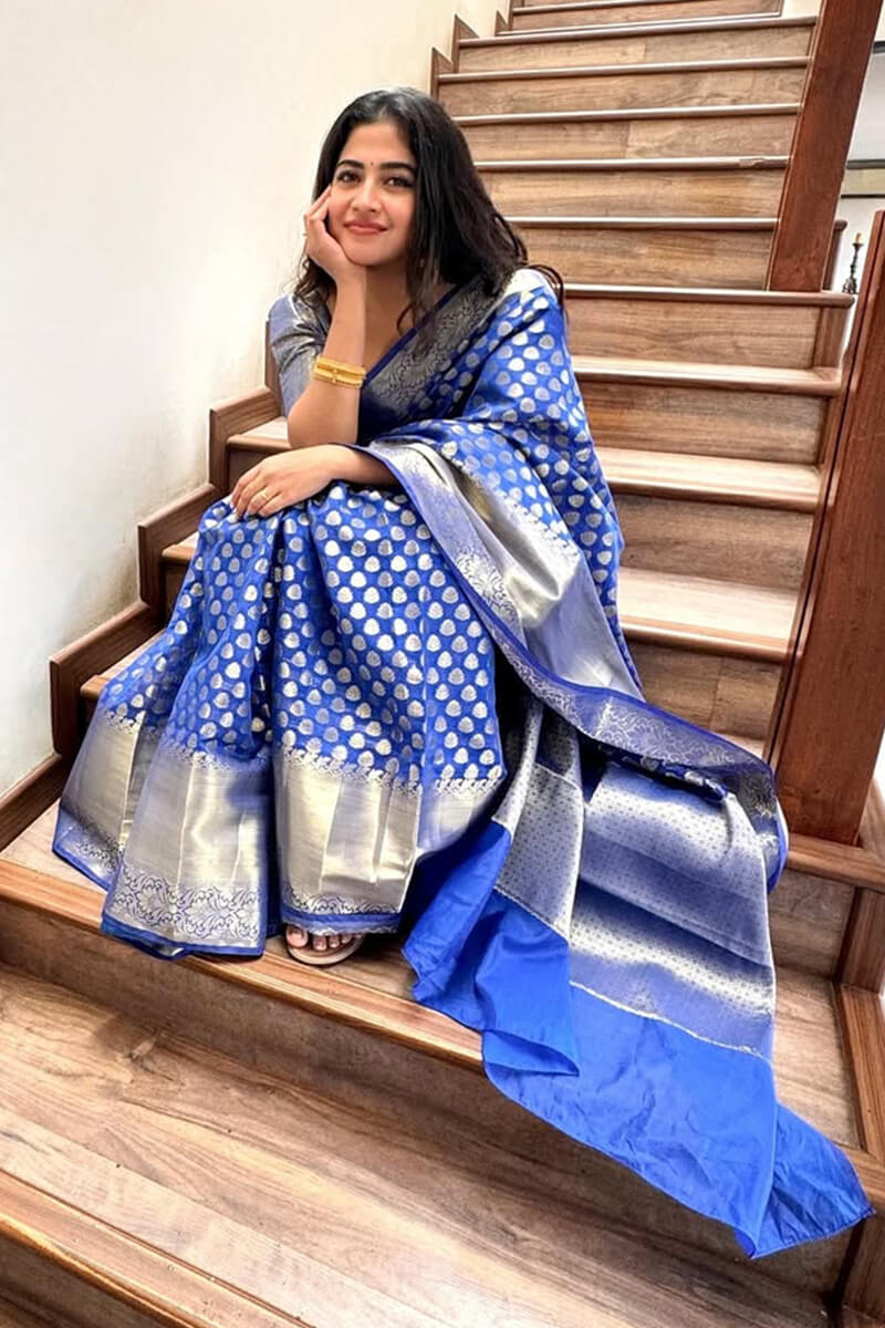 Enigmatic Royal Blue Soft Silk Saree With Engaging Blouse Piece