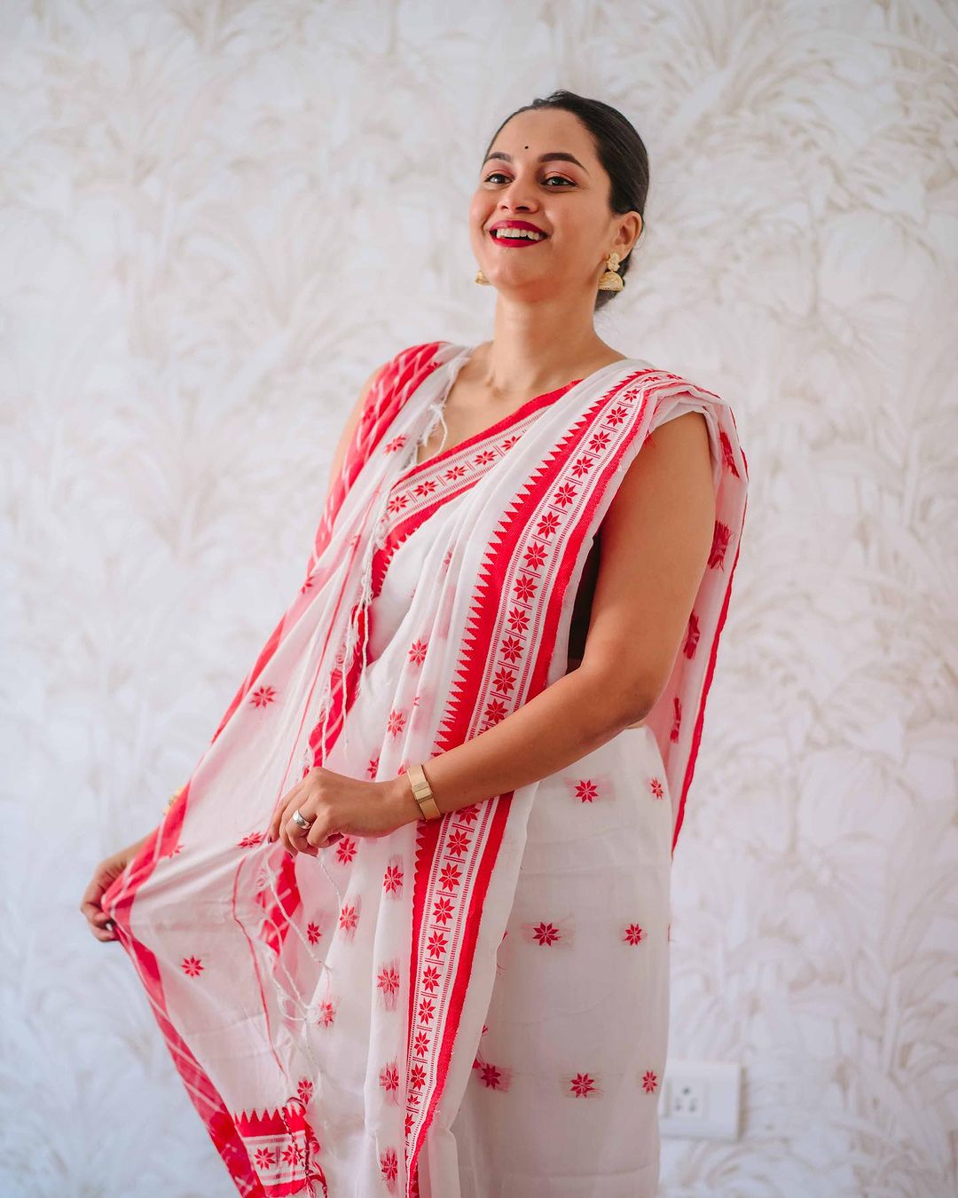 Gorgeous White Cotton Silk Saree With Blissful Blouse Piece