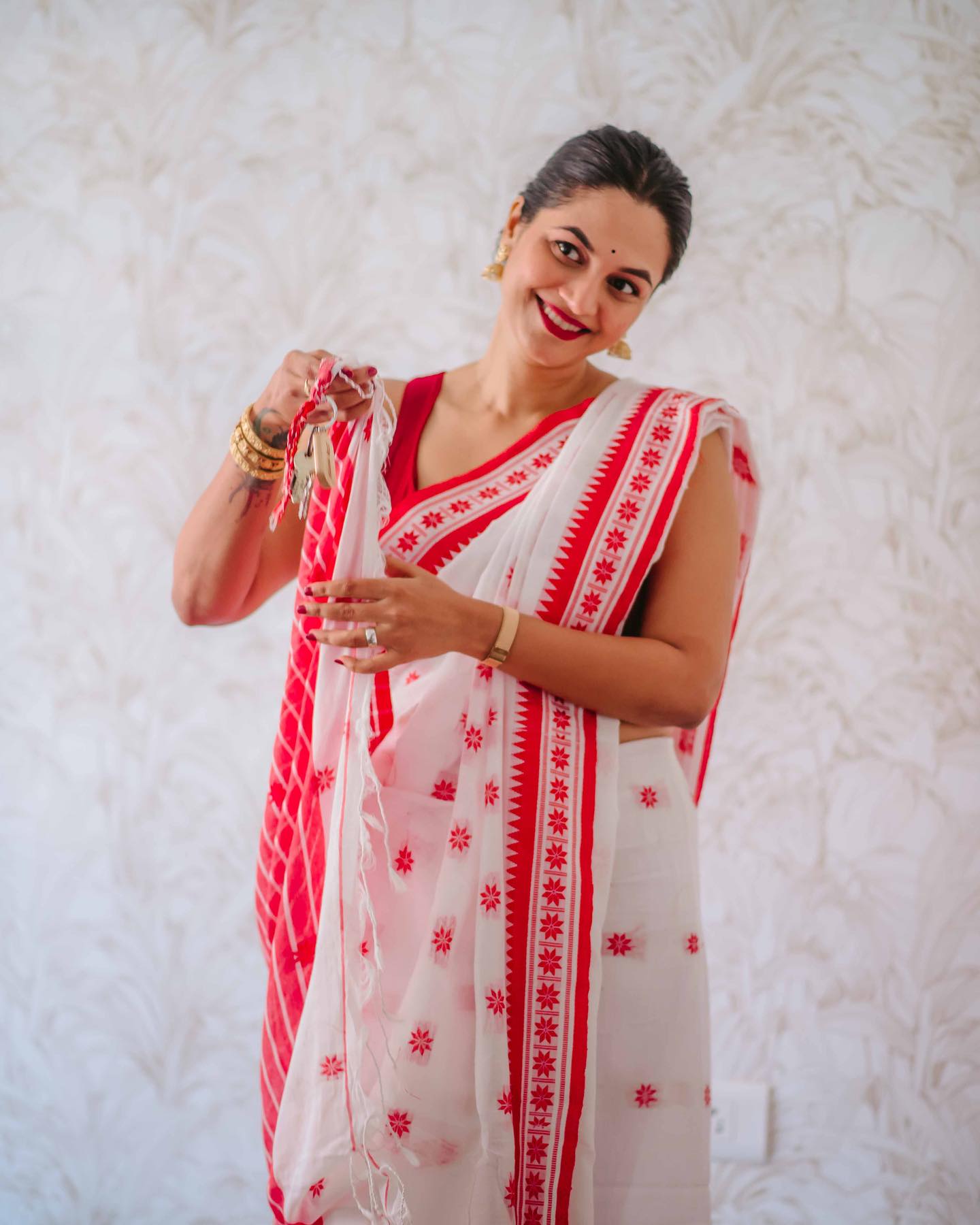 Gorgeous White Cotton Silk Saree With Blissful Blouse Piece