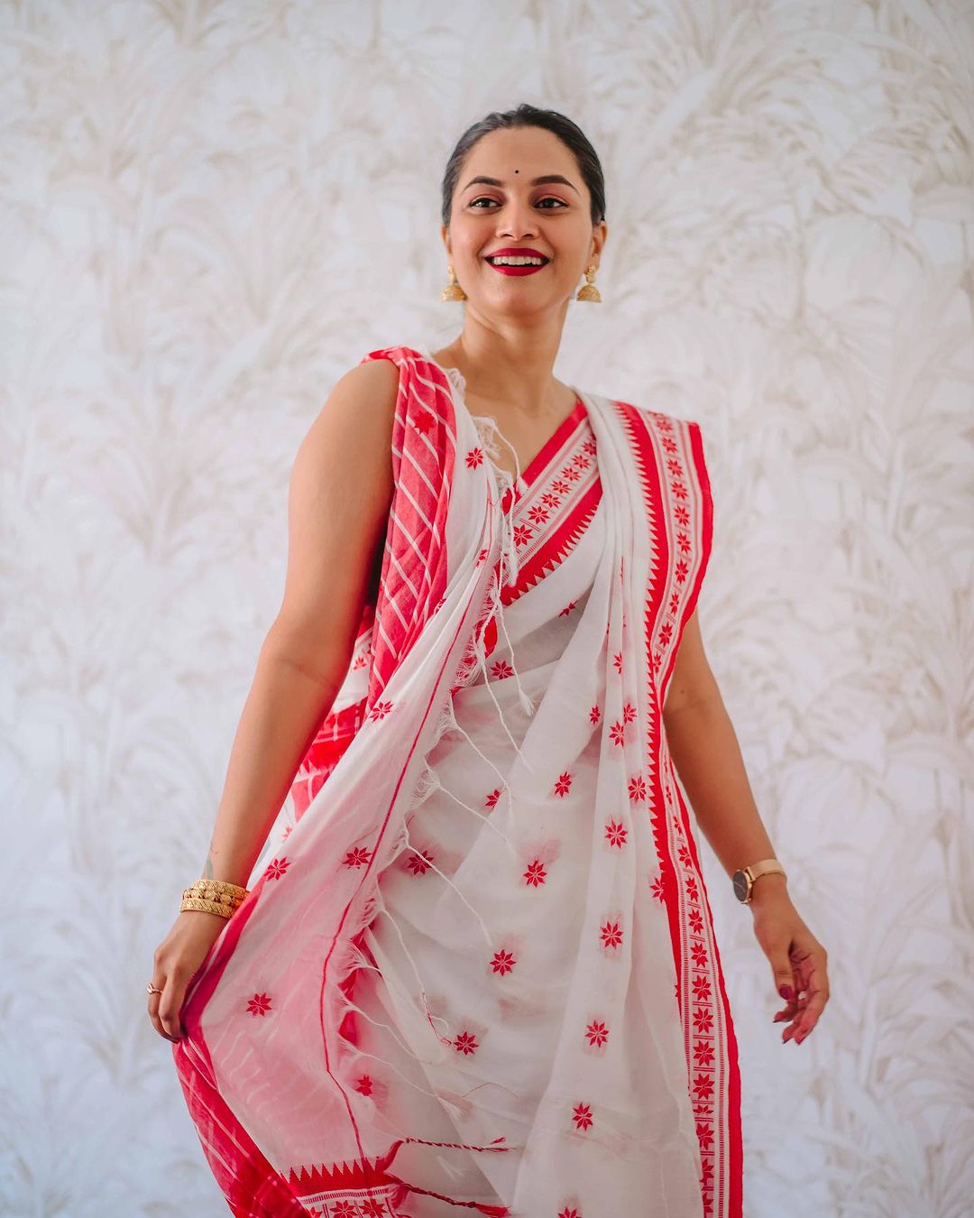 Gorgeous White Cotton Silk Saree With Blissful Blouse Piece