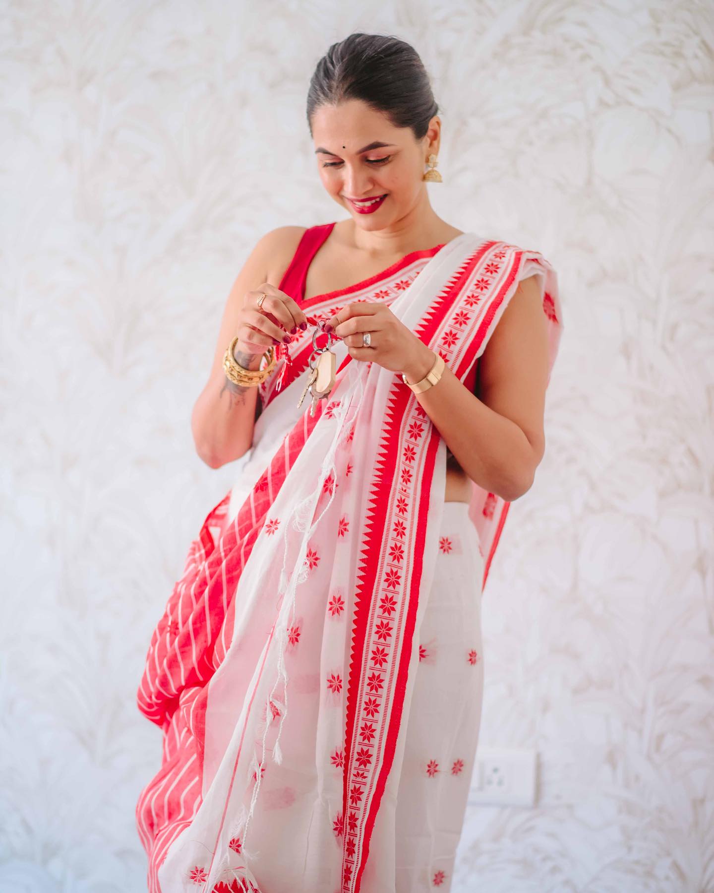 Gorgeous White Cotton Silk Saree With Blissful Blouse Piece