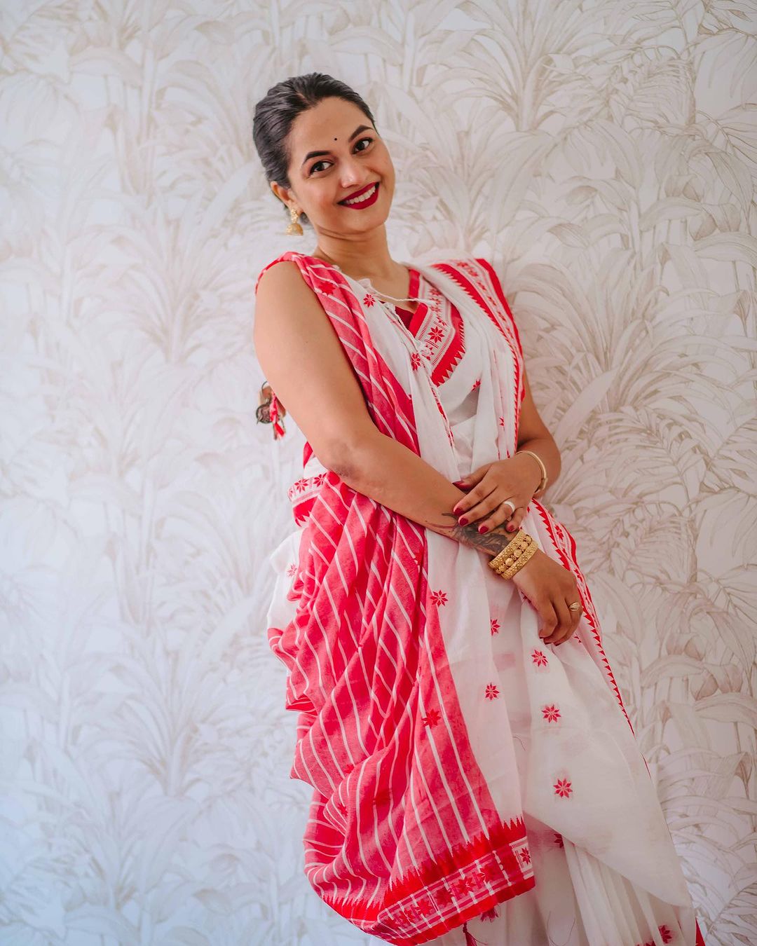 Gorgeous White Cotton Silk Saree With Blissful Blouse Piece