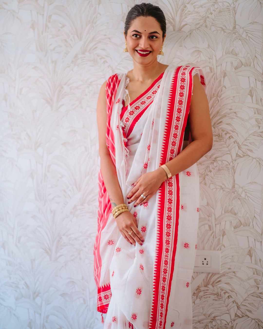 Gorgeous White Cotton Silk Saree With Blissful Blouse Piece