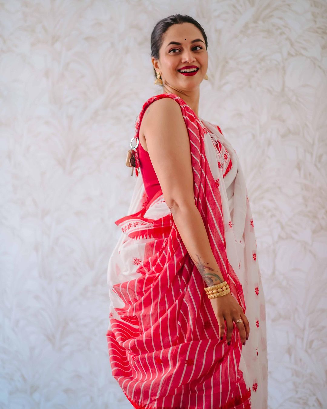 Gorgeous White Cotton Silk Saree With Blissful Blouse Piece