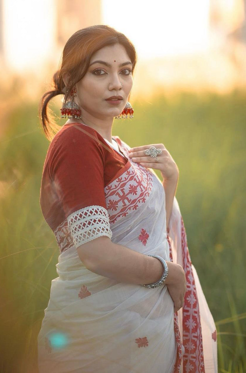 Sizzling White Cotton Silk Saree With Prominent Blouse Piece