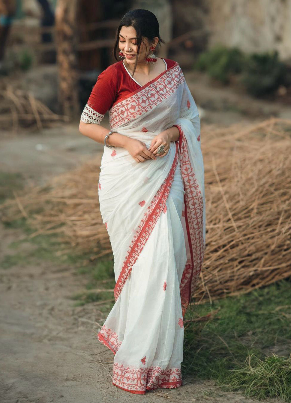 Sizzling White Cotton Silk Saree With Prominent Blouse Piece