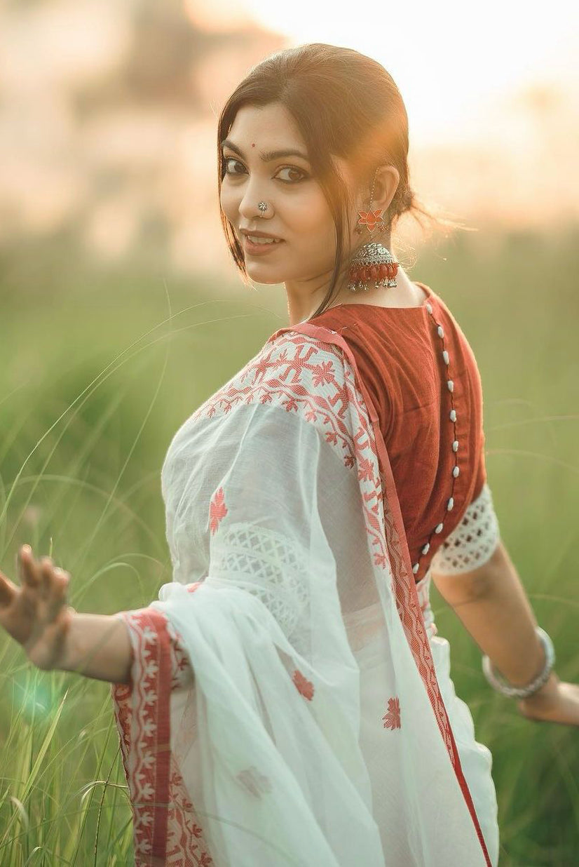 Sizzling White Cotton Silk Saree With Prominent Blouse Piece