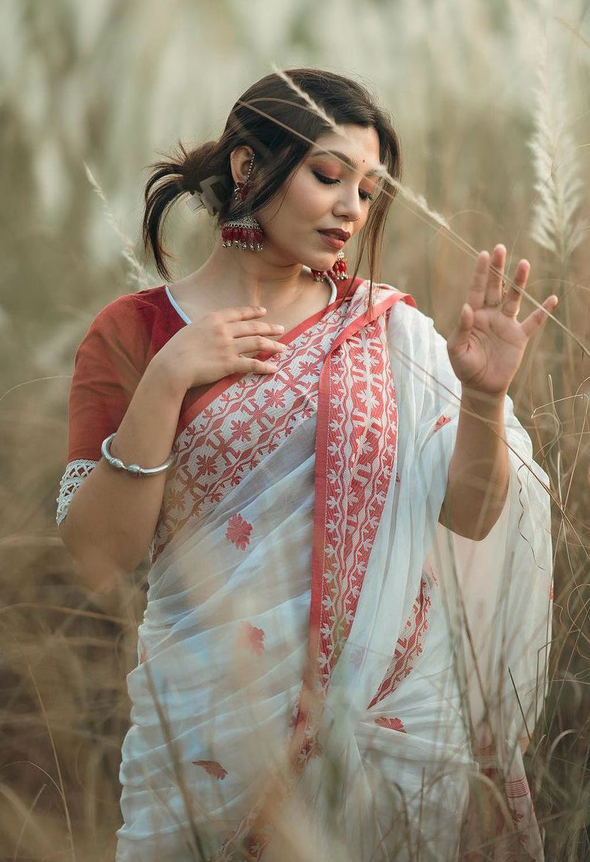 Sizzling White Cotton Silk Saree With Prominent Blouse Piece