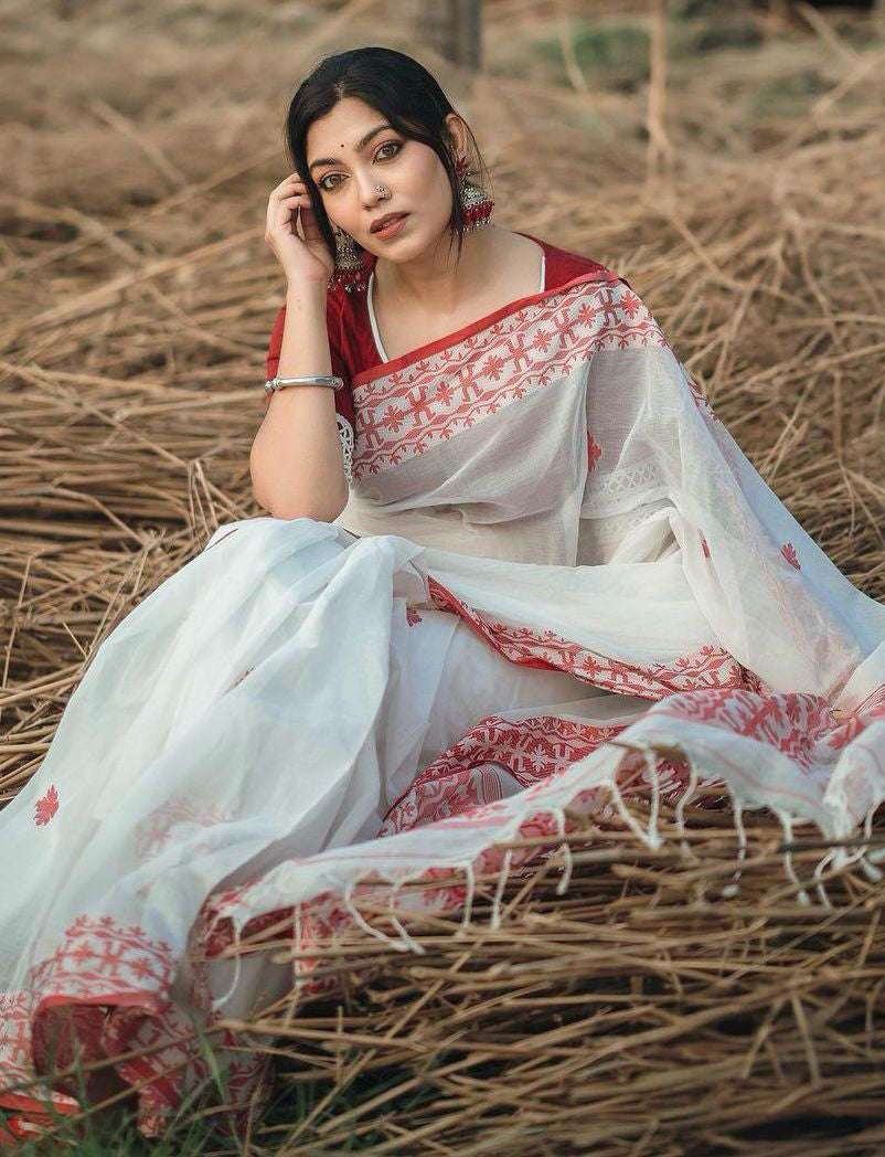 Sizzling White Cotton Silk Saree With Prominent Blouse Piece