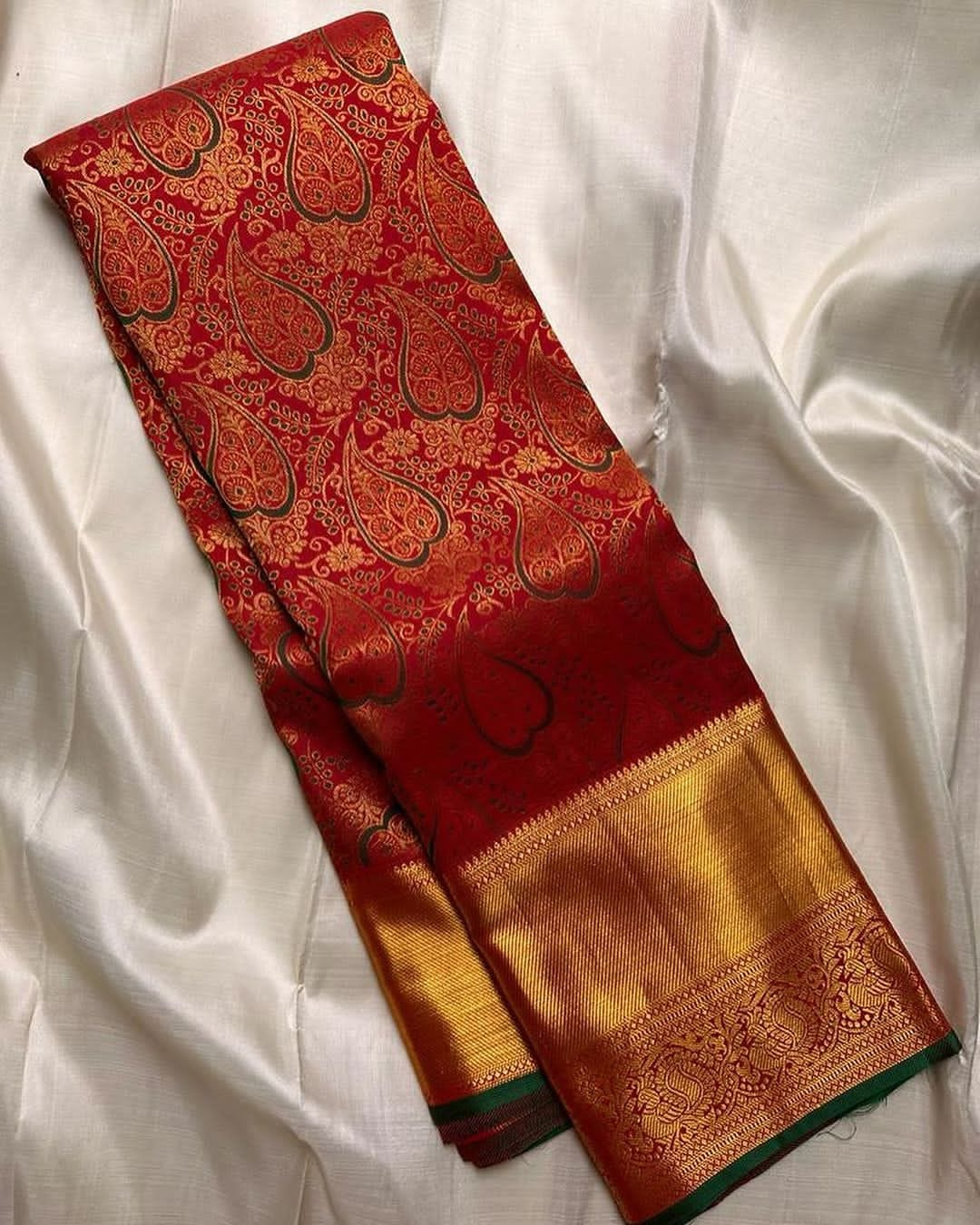 Divine Red Soft Silk Saree With Inspiring Blouse Piece