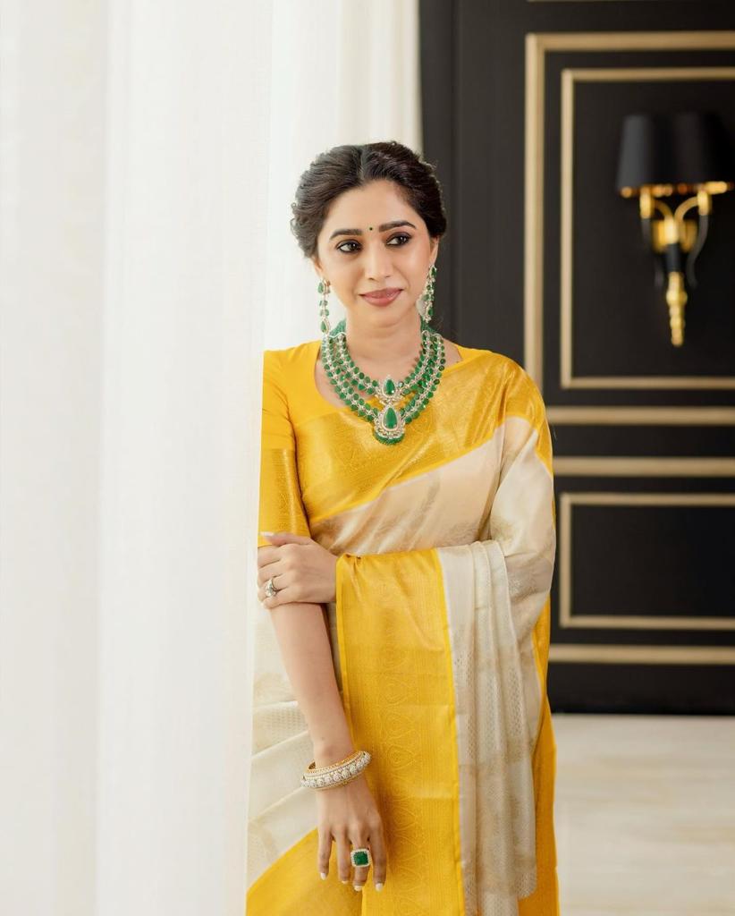 Surreptitious Stunning White Soft Silk Saree With Pulsating Blouse Piece