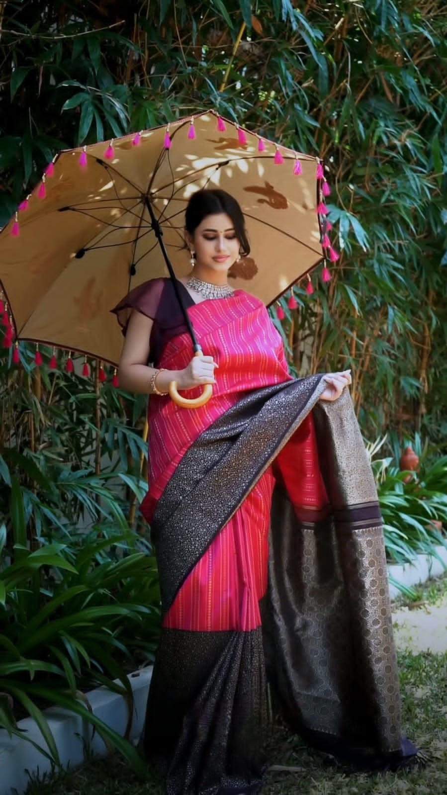 Brood Dark Pink Soft Silk Saree With Gratifying Blouse Piece