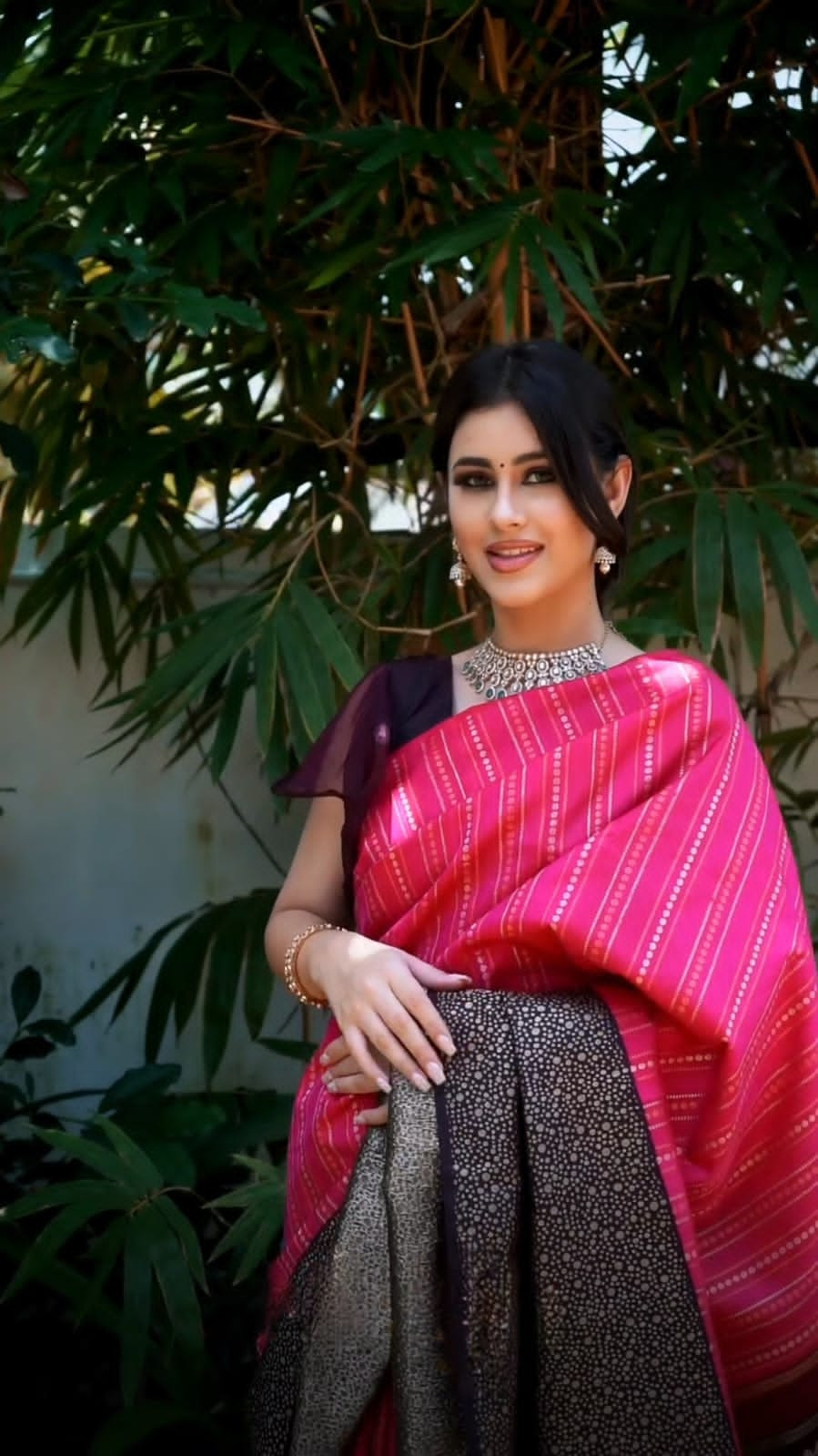 Brood Dark Pink Soft Silk Saree With Gratifying Blouse Piece