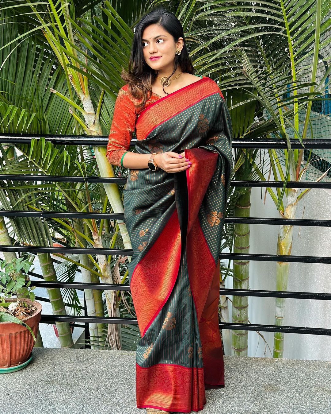 Flameboyant Dark Green Soft Silk Saree With Imbrication Blouse Piece