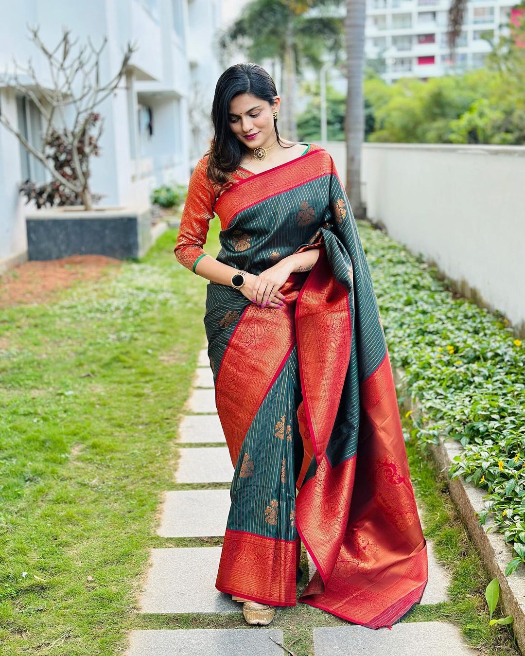 Flameboyant Dark Green Soft Silk Saree With Imbrication Blouse Piece