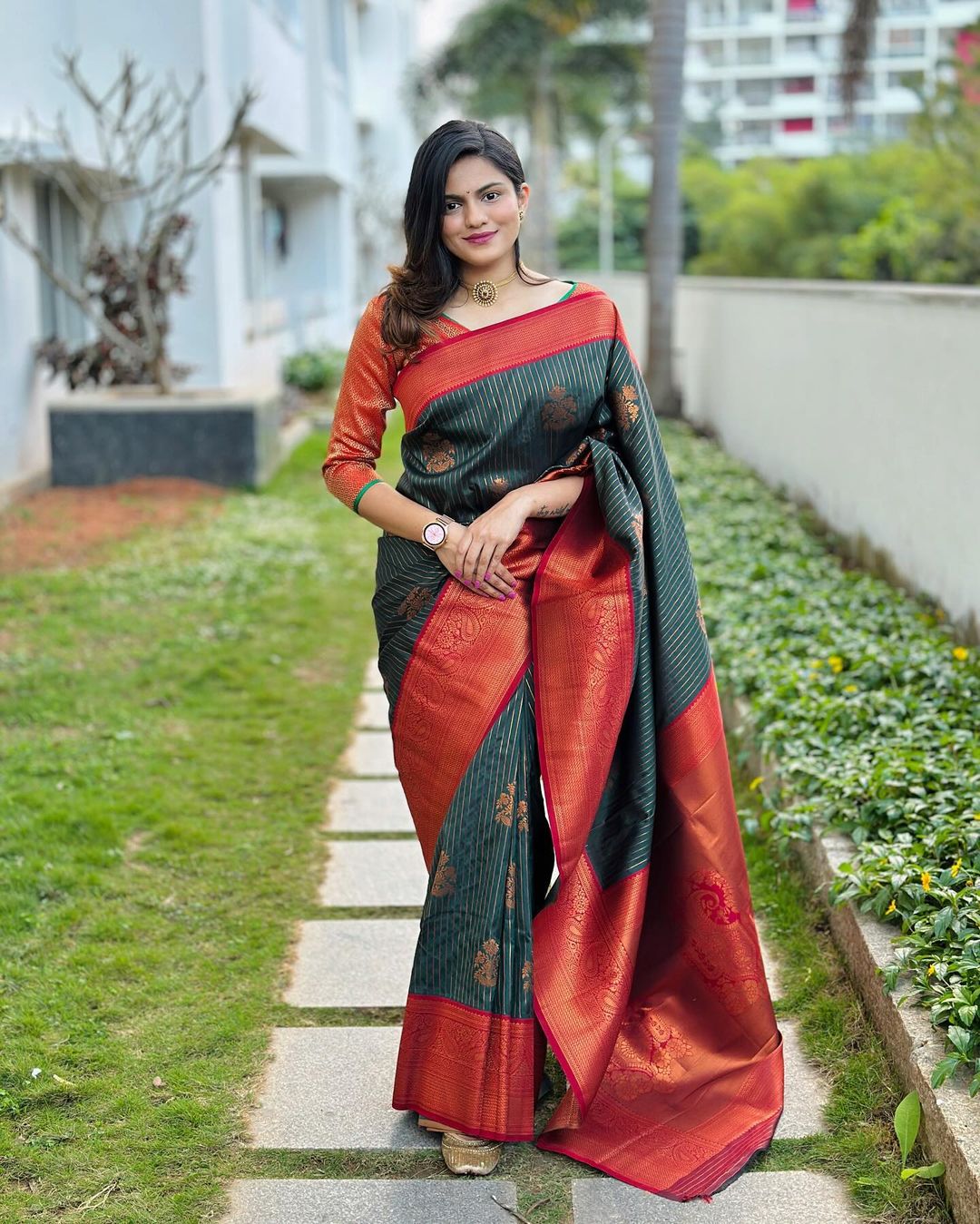 Flameboyant Dark Green Soft Silk Saree With Imbrication Blouse Piece