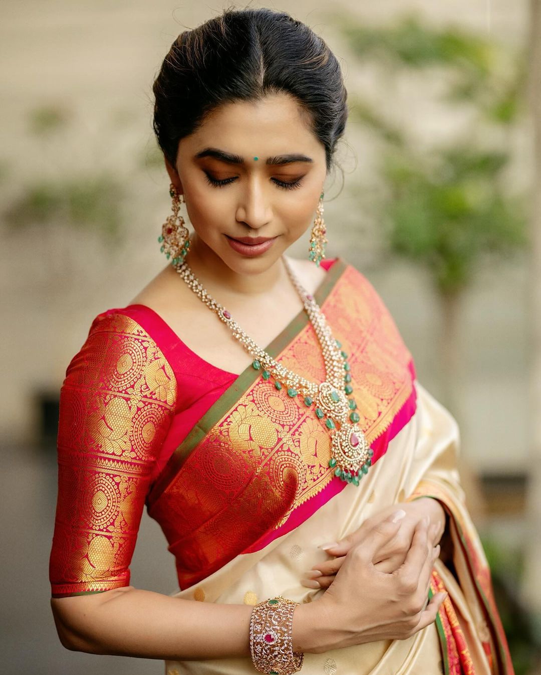 Blooming Stunning Beige Soft Silk Saree With Nectarous Blouse Piece