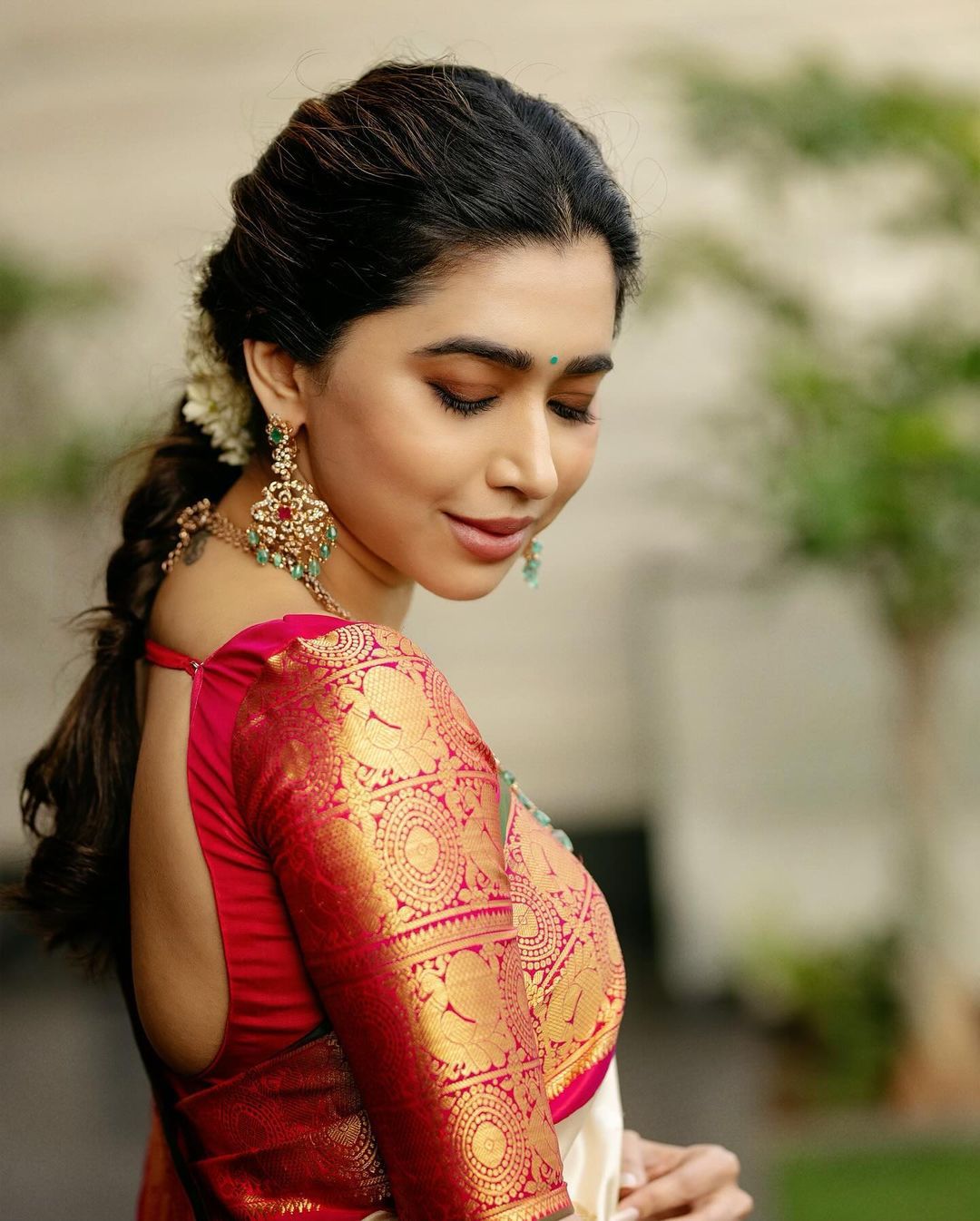 Blooming Stunning Beige Soft Silk Saree With Nectarous Blouse Piece