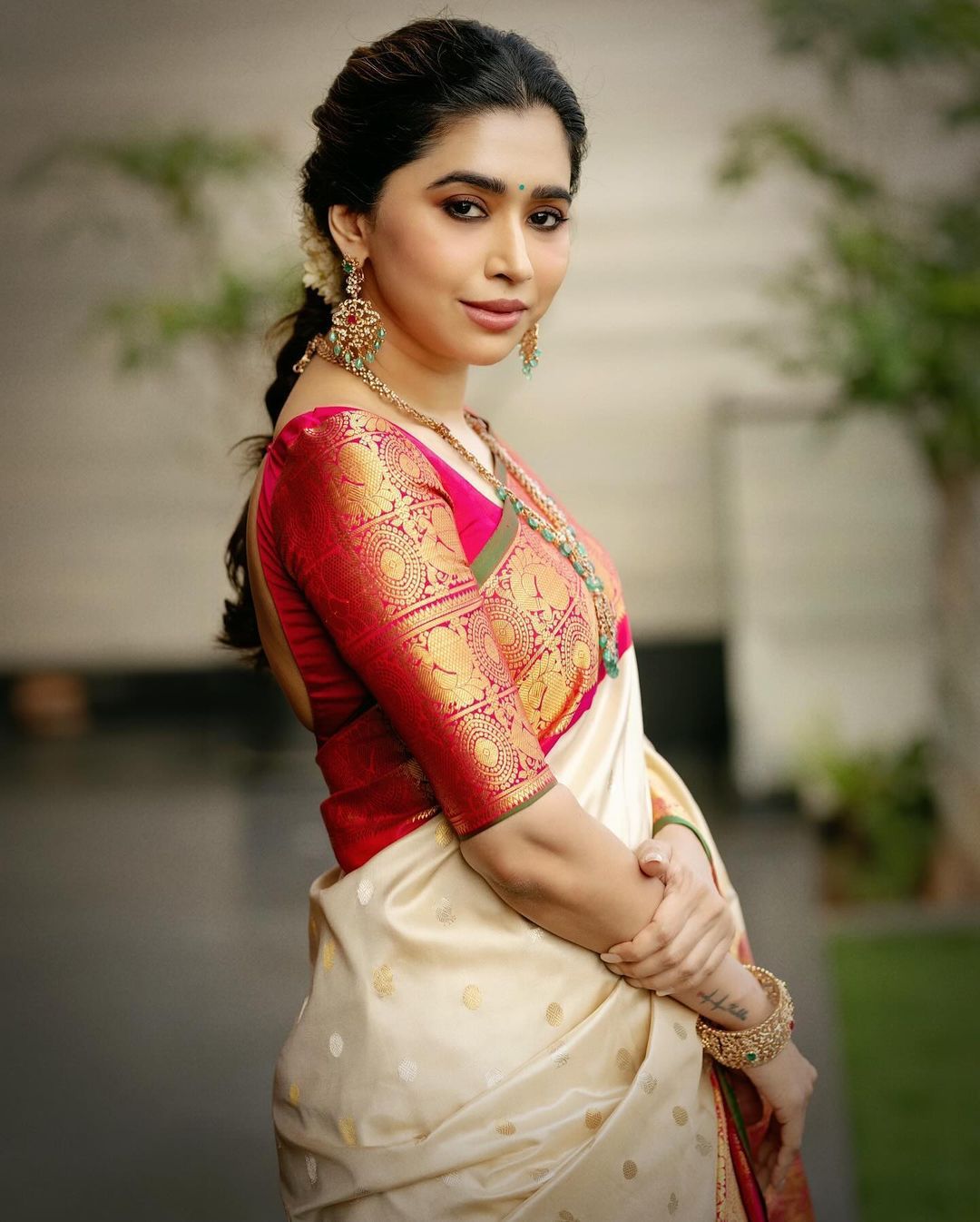 Blooming Stunning Beige Soft Silk Saree With Nectarous Blouse Piece