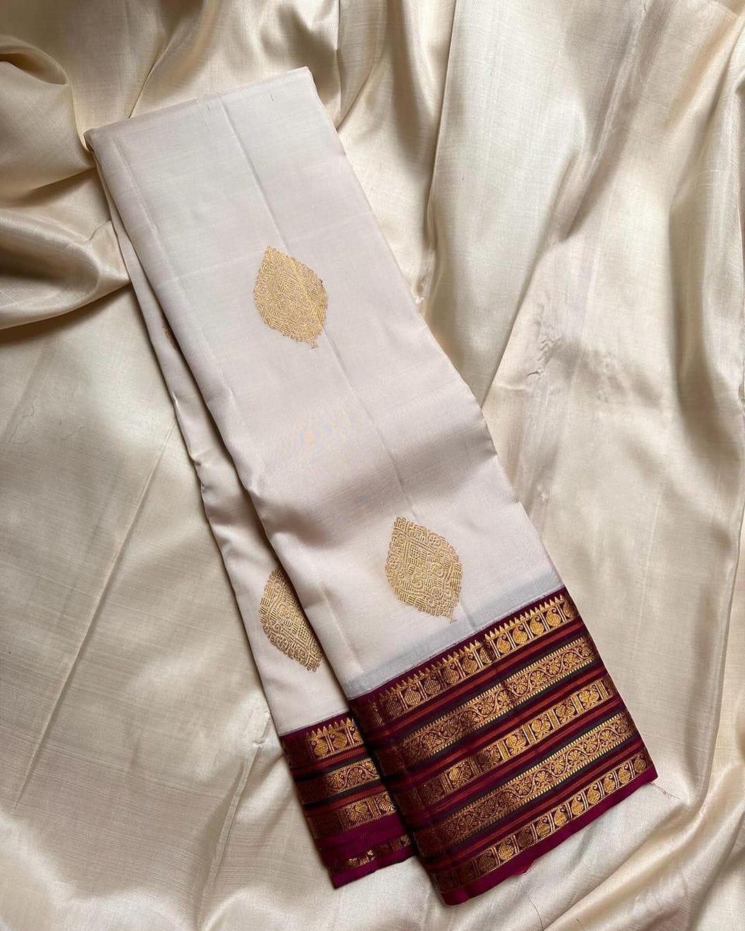 Desiring Off White Soft Silk Saree With Bewitching Blouse Piece