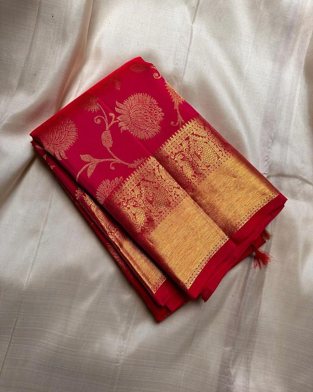 Phenomenal Red Soft Banarasi Silk Saree With Entrancing Blouse Piece