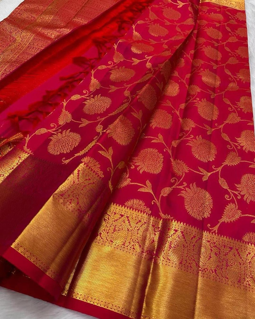 Phenomenal Red Soft Banarasi Silk Saree With Entrancing Blouse Piece