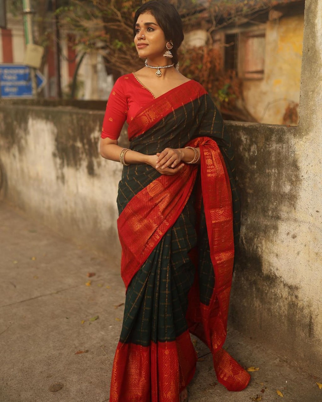 Alluring Dark Green Soft Silk Saree With Pleasant Blouse Piece