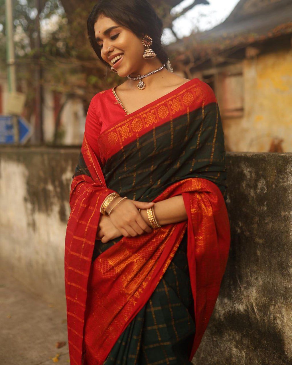 Alluring Dark Green Soft Silk Saree With Pleasant Blouse Piece