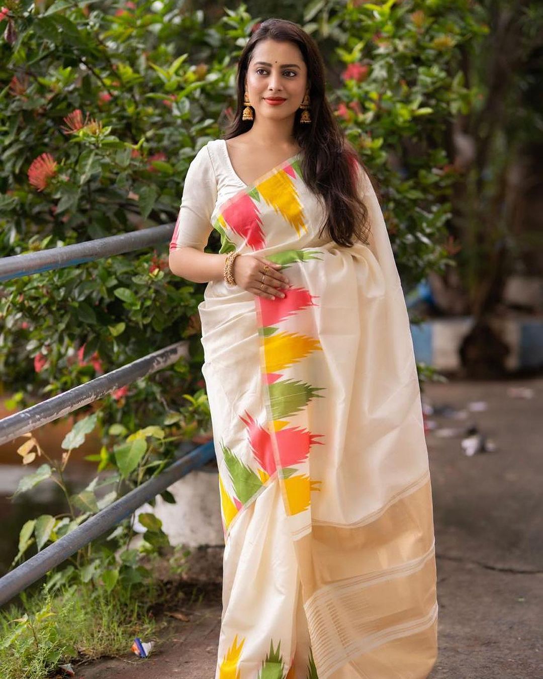 Gorgeous Off White Soft Silk Saree With Preferable Blouse Piece