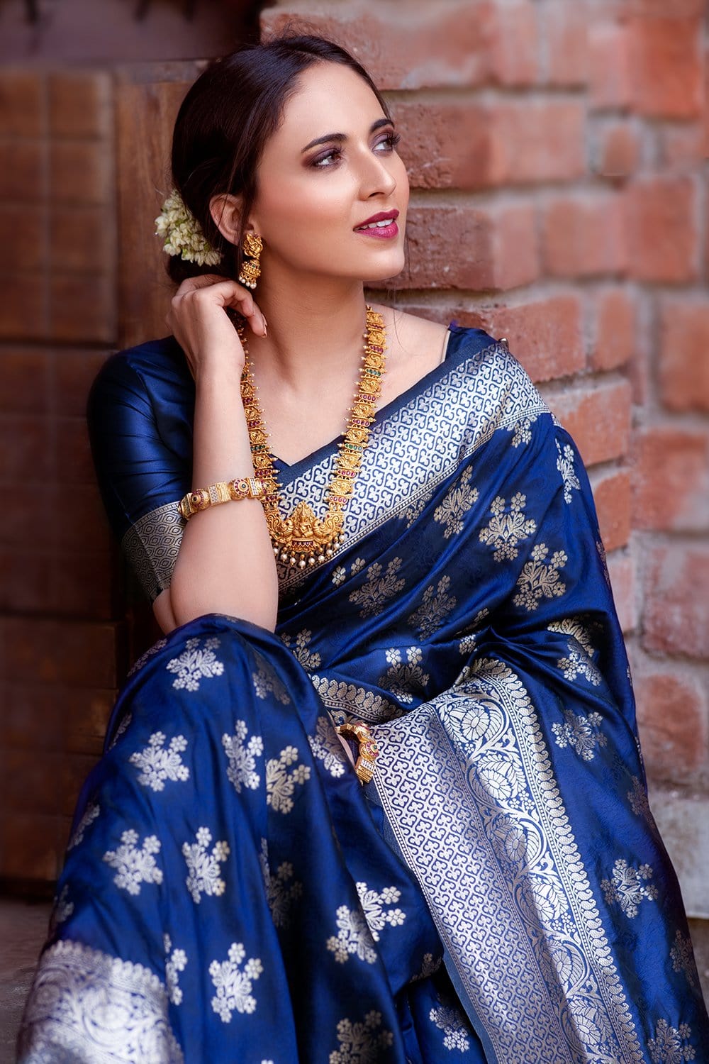 Stunning Navy Blue Pure Banarasi Silk Saree with Imbrication Blouse Piece