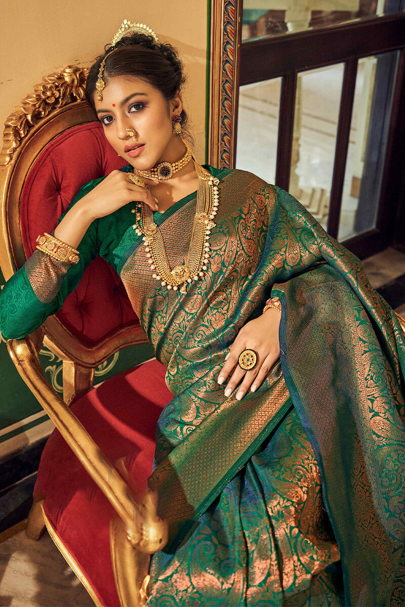 Stunner Dark Green Kanjivaram Silk Saree With Conflate Blouse Piece