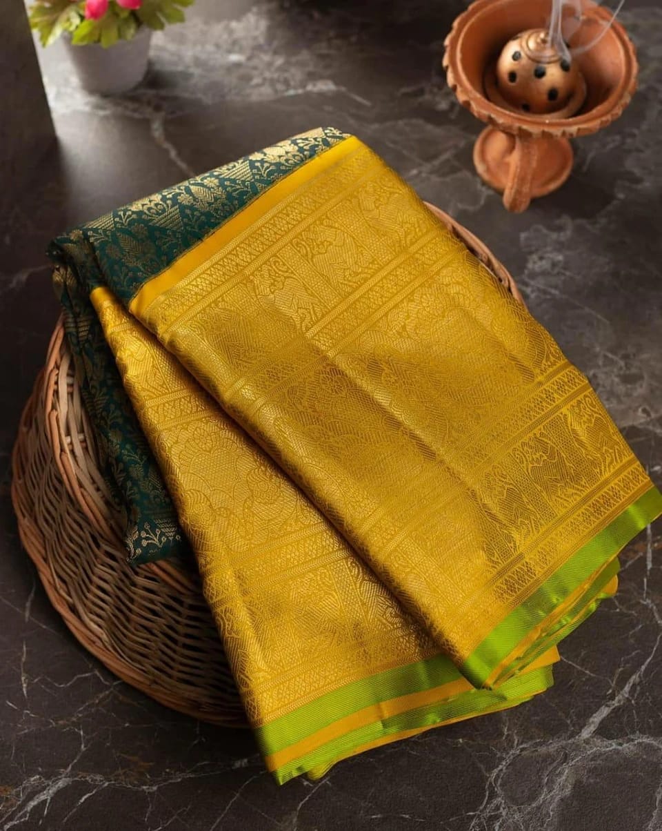 Chatoyant Green Soft Banarasi Silk Saree With Incredible Blouse Piece