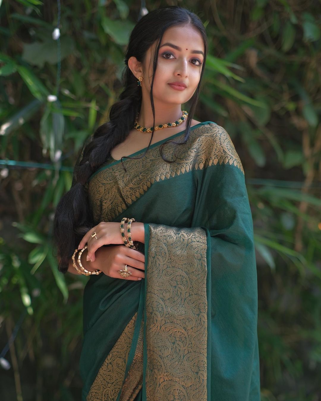 Sizzling Dark Green Soft Silk Saree With Inspiring Blouse Piece