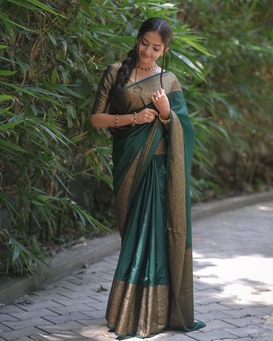 Sizzling Dark Green Soft Silk Saree With Inspiring Blouse Piece