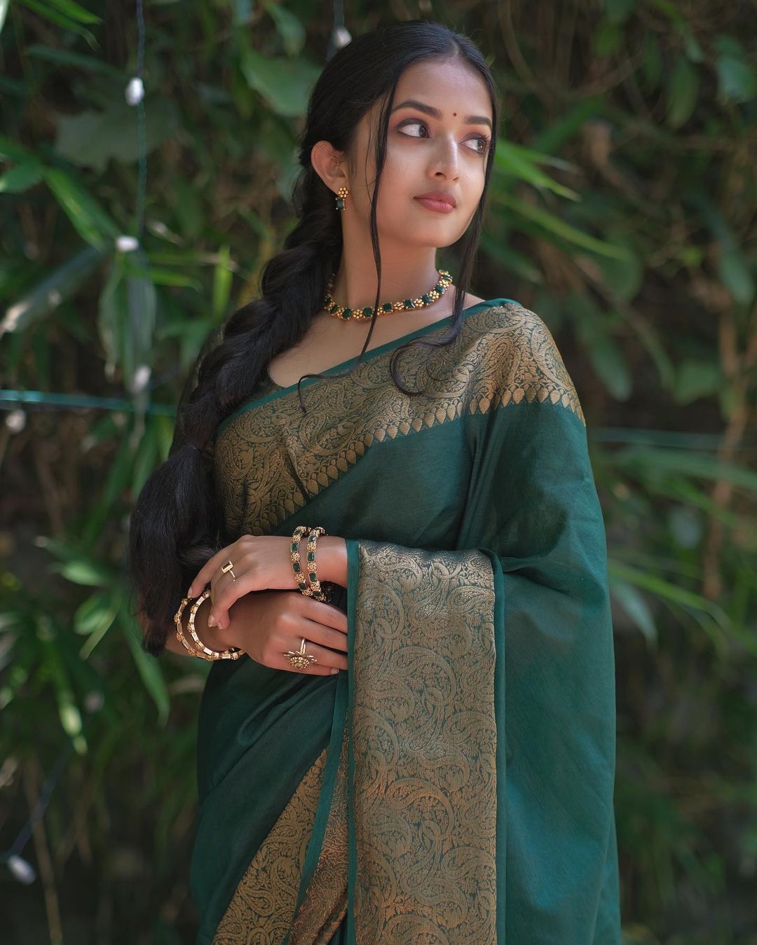 Sizzling Dark Green Soft Silk Saree With Inspiring Blouse Piece