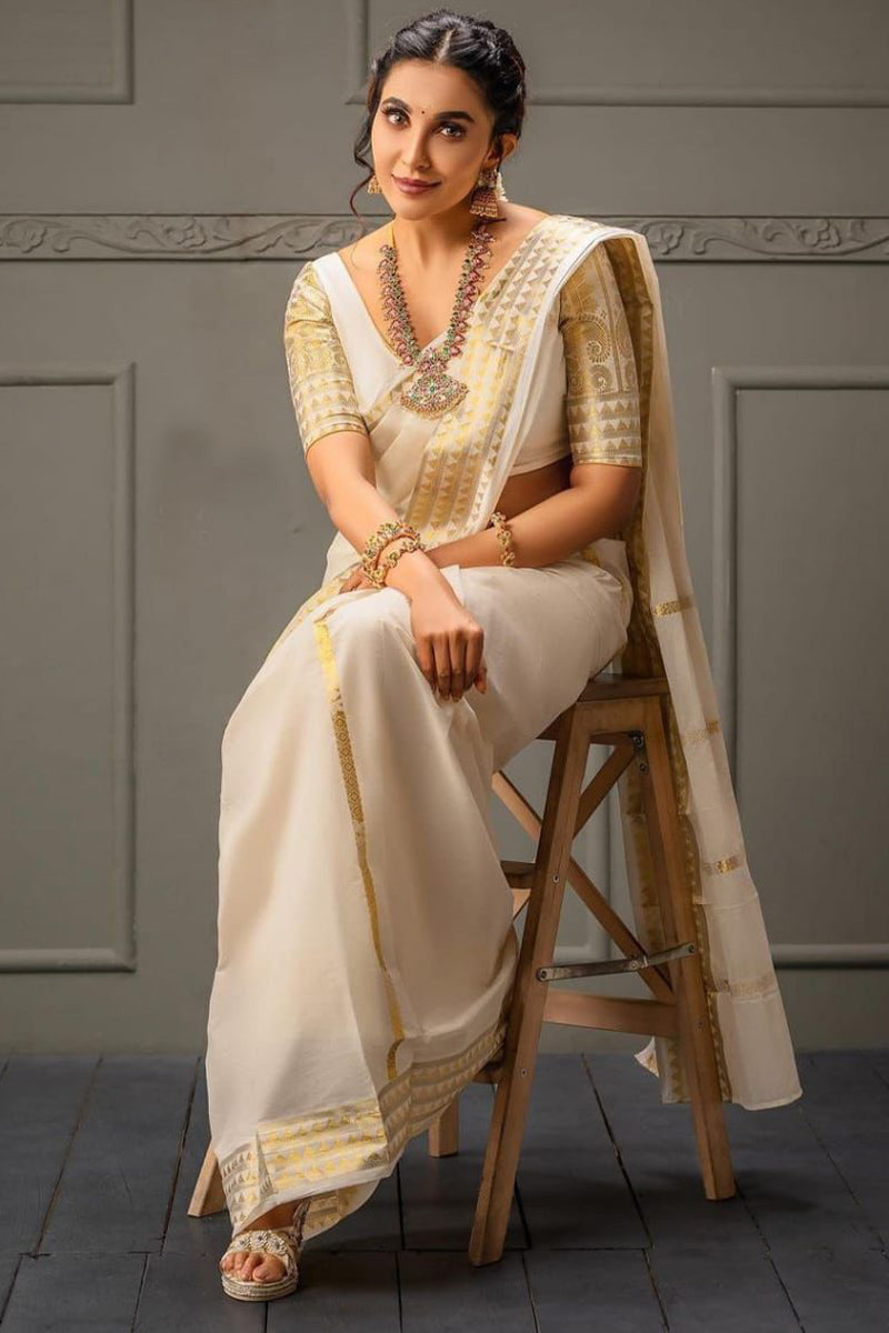 Eye-catching Off White Soft Silk Saree With A dreamy Blouse Piece