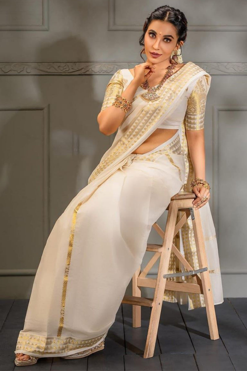 Eye-catching Off White Soft Silk Saree With A dreamy Blouse Piece