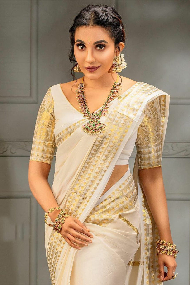 Eye-catching Off White Soft Silk Saree With A dreamy Blouse Piece