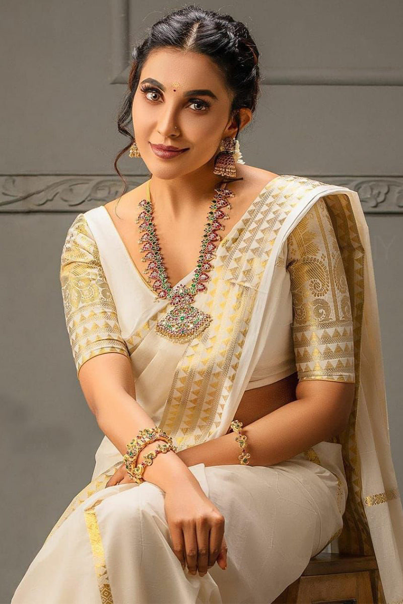 Eye-catching Off White Soft Silk Saree With A dreamy Blouse Piece