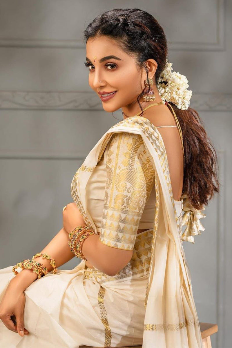 Eye-catching Off White Soft Silk Saree With A dreamy Blouse Piece