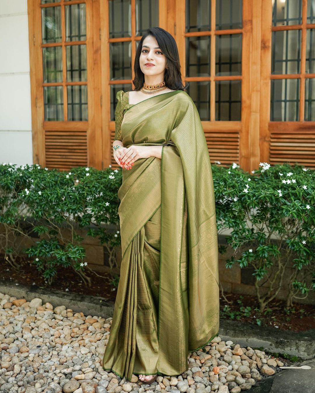 Easy on the eyes Green Soft Silk Saree With Improbable Blouse Piece