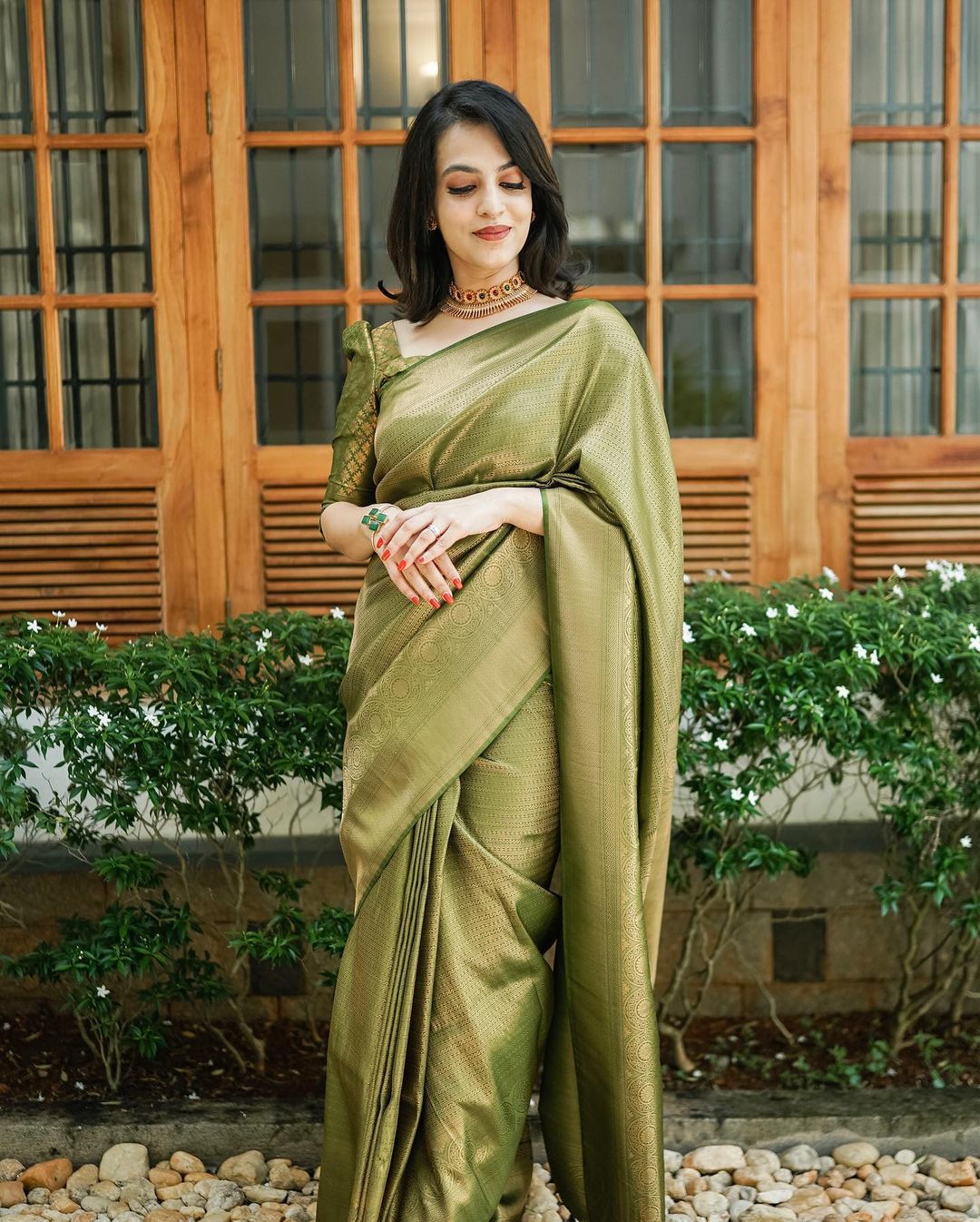 Easy on the eyes Green Soft Silk Saree With Improbable Blouse Piece